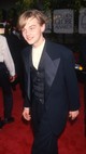 Az 1994-es Golden Globe díjátadóra elegáns, fekete szmokingban érkezett. 