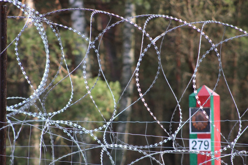 Białoruski słupek graniczny w okolicach przejścia granicznego w Połowcach, 17.12.2021. 