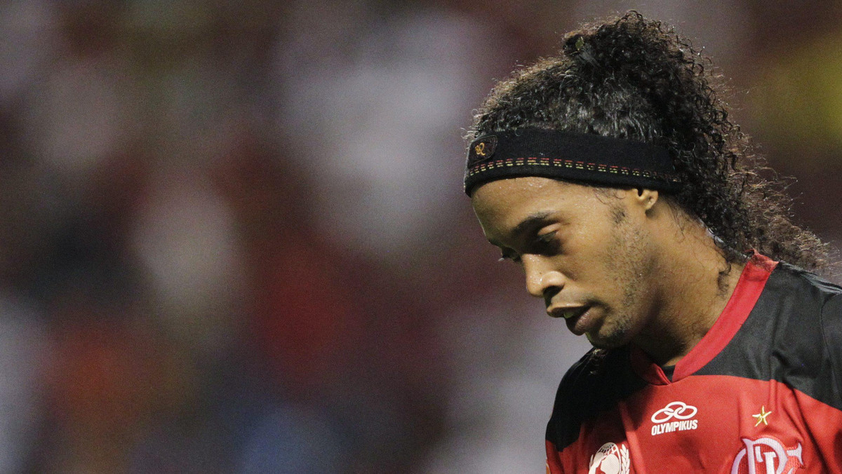 Brazylijskie media doniosły, że Ronaldinho miał się pojawić na środowym treningu pod wpływem alkoholu, przez co wziął udział tylko w części zajęć. To informacje zdementował Zinho, dyrektor sportowy Flamengo Rio de Janeiro.