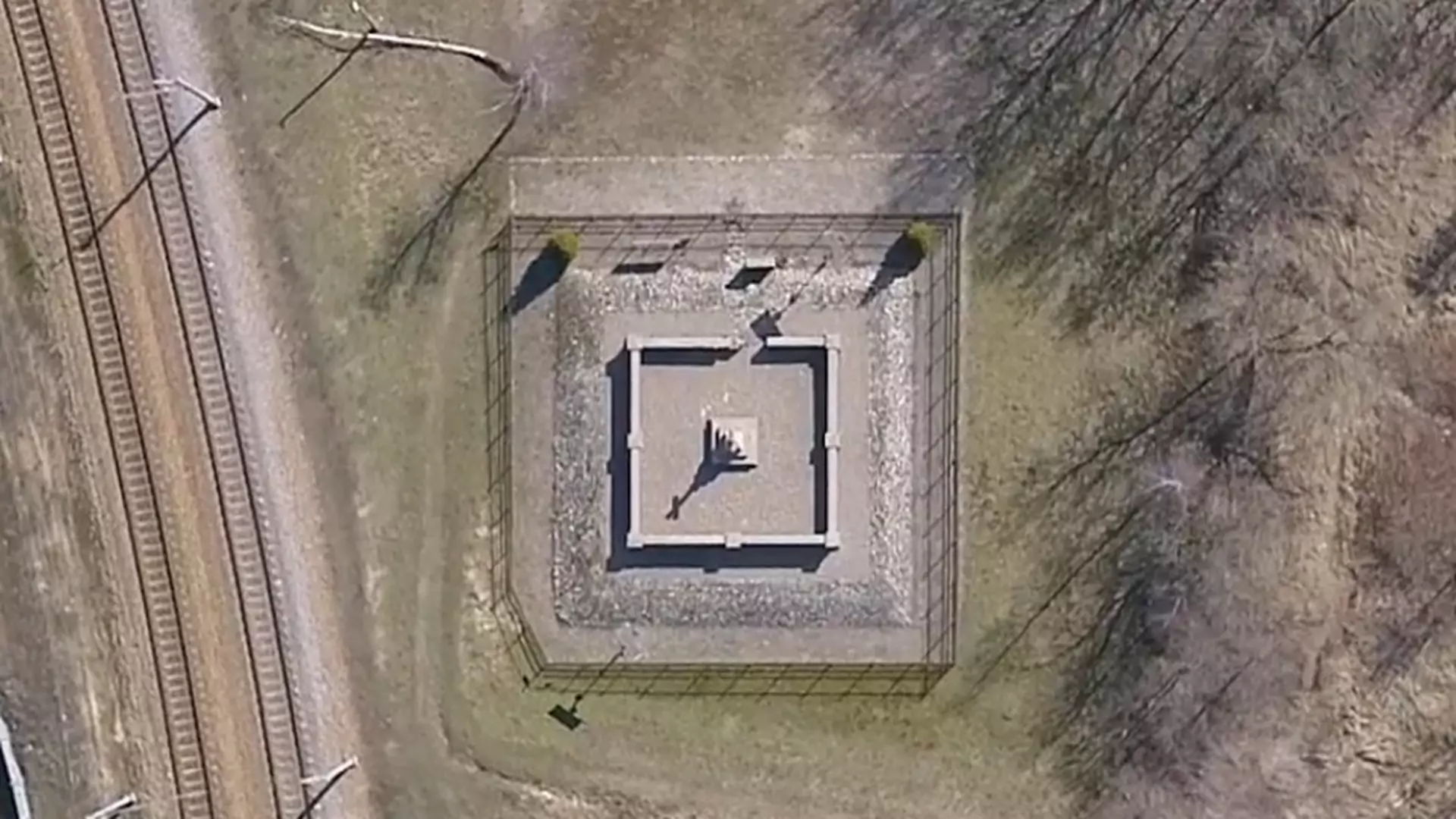 Najbardziej zagadkowy warszawski cmentarz nakręcony dronem. Zobacz jego tajemnice