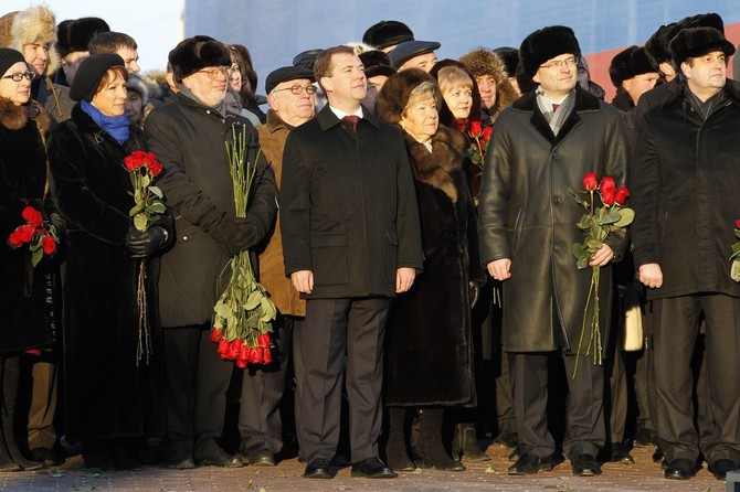 Elena prva levo