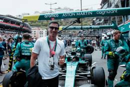 Robert Lewandowski w garażu Astona Martina. Odwiedził Grand Prix Formuły 1 w Monako