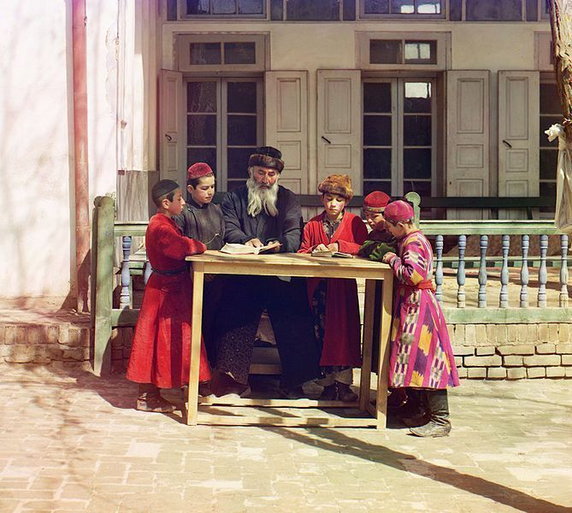 Żydowskie dzieci ze swoim nauczycielem w Samarkandzie (między 1905 i 1915, domena publiczna).