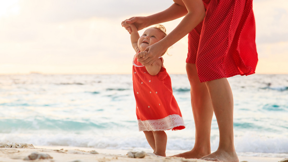 Przed wami pierwsze wakacje w komplecie. Nie masz pomysłu, gdzie najlepiej spędzić urlop z małym dzieckiem? Poznaj kierunki, które świetnie sprawdzą się w czasie rodzinnych wakacji.