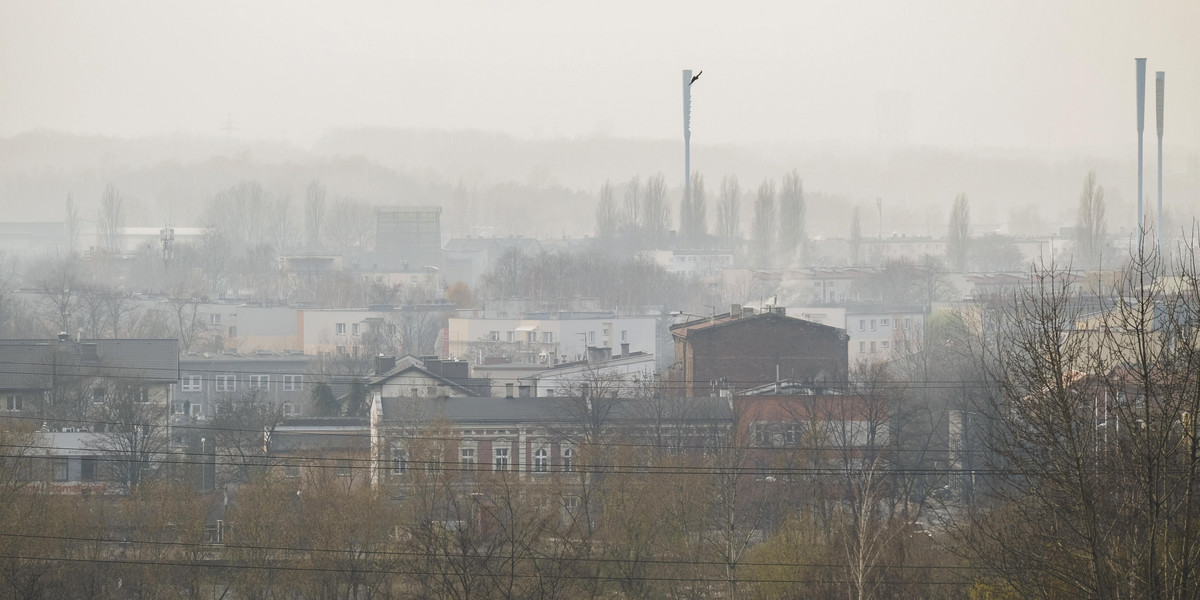 Smog nad zabudowaniami w Chorzowie widziany z osiedla Tysiaclecia w Katowicach