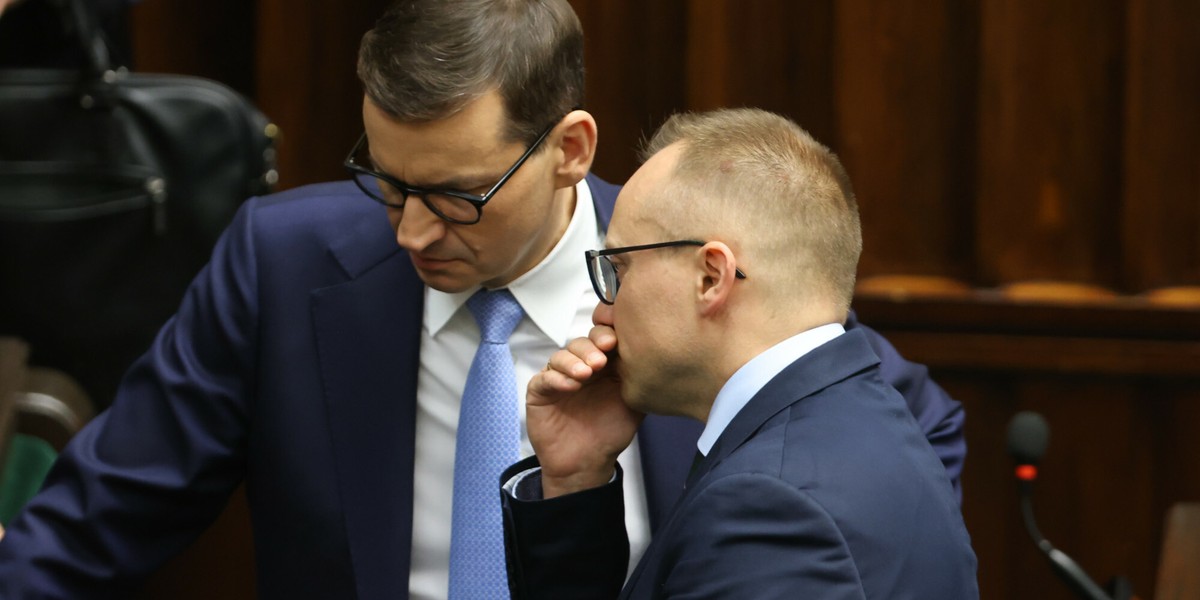 Premier Mateusz Morawiecki i wiceminister finansów Artur Soboń.