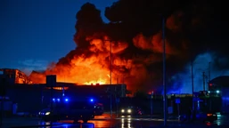 ogromny pożar pod warszawą. toksyny w powietrzu. straż pożarna apeluje