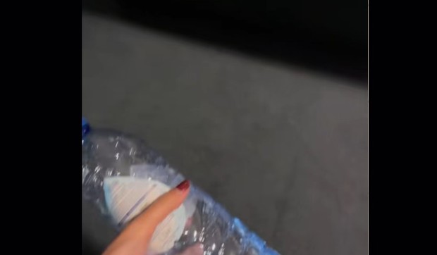 Boca sa vodom ispod kreveta u hotelu