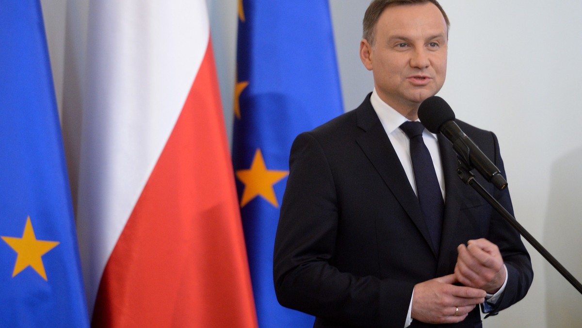 Prezydent Andrzej Duda podpisał nowelę ustawy o IPN. W jej myśl kandydat na prezesa IPN będzie wyłaniany w konkursie ogłaszanym przez Kolegium IPN, prezesa będzie powoływał Sejm; Kolegium zastąpi obecną Radę. Zlikwidowana będzie Rada Ochrony Pamięci Walk i Męczeństwa.