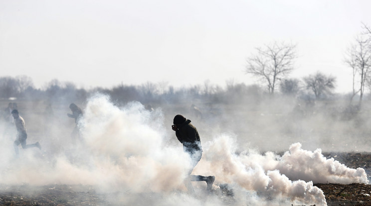 A görög rendőrség könnygázt vetett be a törökország felől özönlő menekültek ellen a pazarkulei szárazföldi határátkelőnél a törökországi Eridne közelében 2020. március 2-án / Fotó: MTI/AP/Jánisz Papanikosz