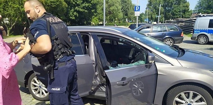 Kołobrzeg: Policjanci uratowali psa z rozgrzanego samochodu