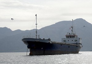 Brod zaglavljen u Ormuskom moreuzu, blizu obale Omana | Foto: Reuters