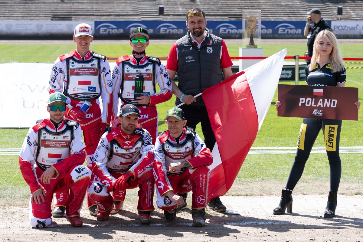Stoją od lewej Maciej Janowski, Patryk Dudek i trener kadry Rafał Dobrucki, siedzą od lewej Kacper Woryna, Bartosz Zmarzlik i Janusz Kołodziej podczas pierwszej edycji Drużynowych Mistrzostw Europy na żużlu w poznańskim Golęcinie