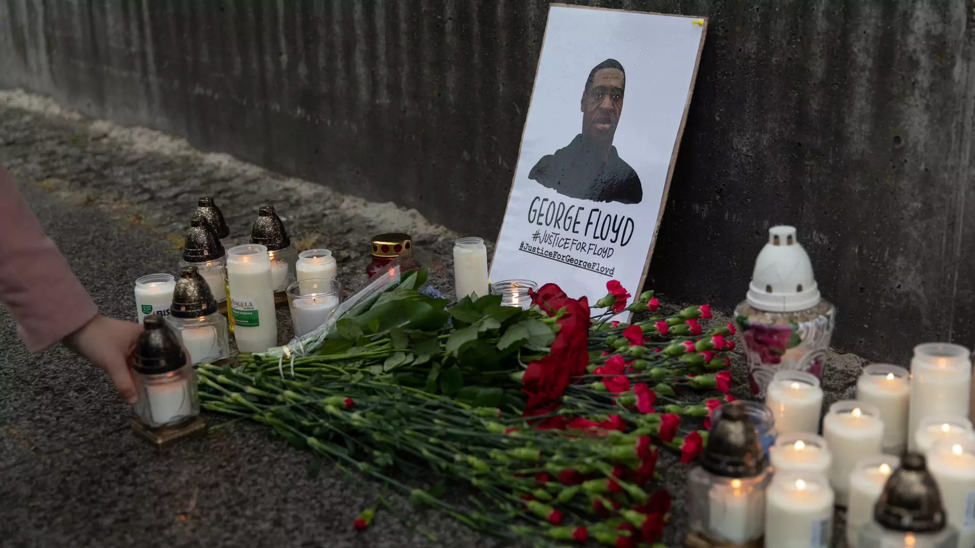 Ambasada USA w Warszawie zmienia zdanie i przeprasza. "Kwiaty i świece ku pamięci George'a Floyda mogą być składane"