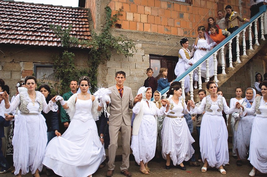 Pre nego što dogovor bude sklopljen, mladoženja porodici buduće mlade plaća put da vide kako živi, a agenciji proviziju
