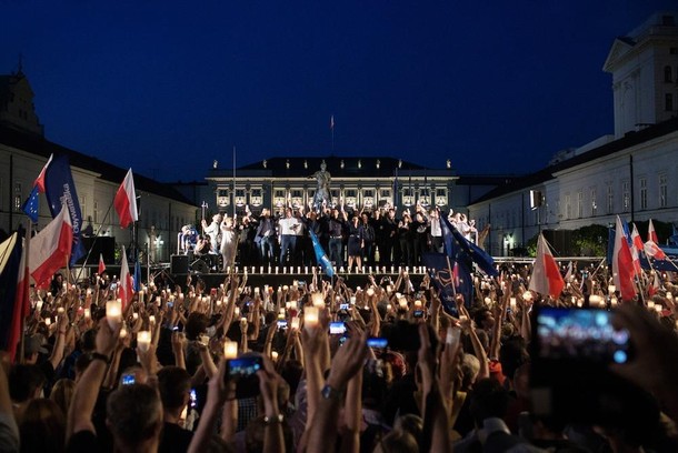 Anti-Pis government protesters