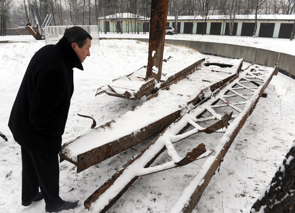 Z dna Wisły wydobyto fragmenty mostu