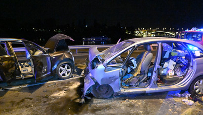 Brutális baleset a Margit hídnál: frontálisan karamboloztak, rommá törtek az autók a rakparton – fotók