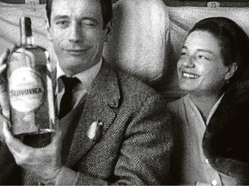 Iv Montan i Simon Sinjore sa flašom šljivovice