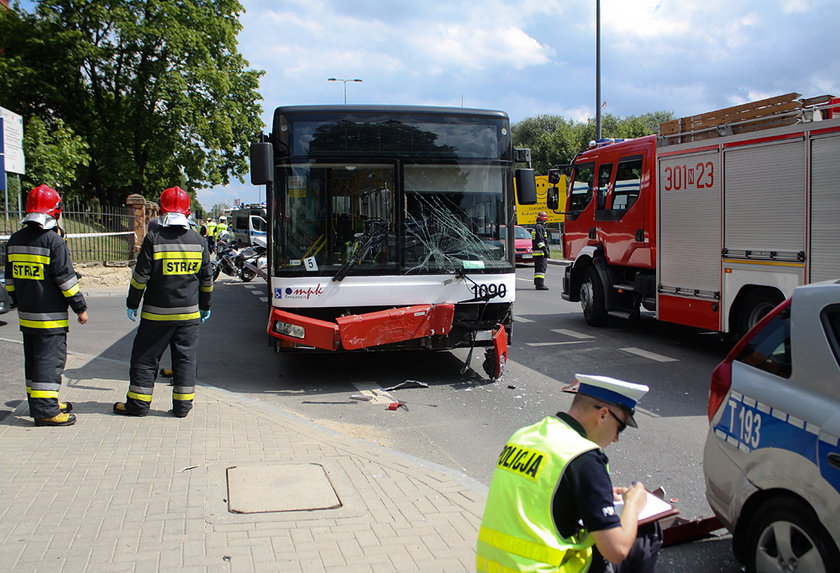 Siedem osób rannych w wypadku gdzie radiowóz staranował autobus 