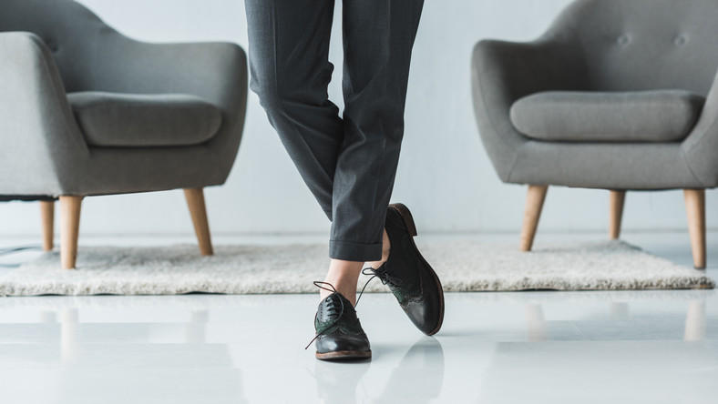 Eleganckie buty na płaskiej podeszwie – co zamiast szpilek?