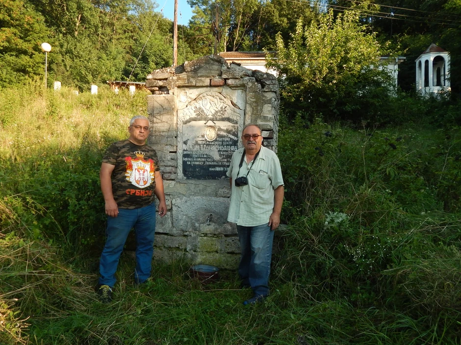 Spomen-česma heroju Mihailu Đulizibariću: Na slici su članovi udruženja "Kajmakčalan" Miroslav Veličković i Miroslav Đorđević