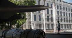 Napis 'US Army' na radzieckich czołgach. Kuba ćwiczy obronę po ataku USA