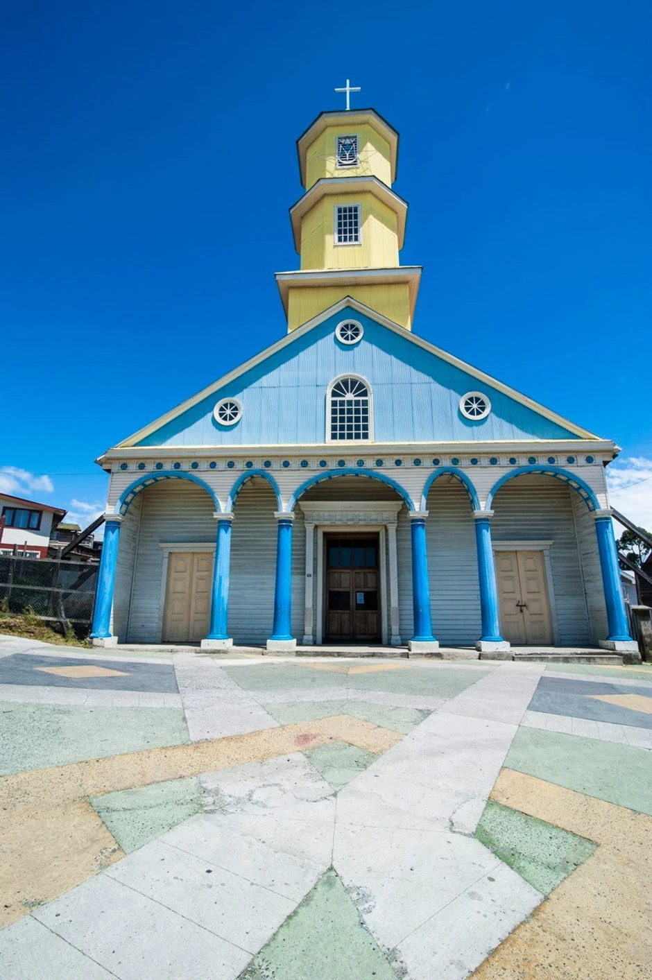 Drvene crkve obojene jarkim bojama su postale zaštitni znak ovih ostrva