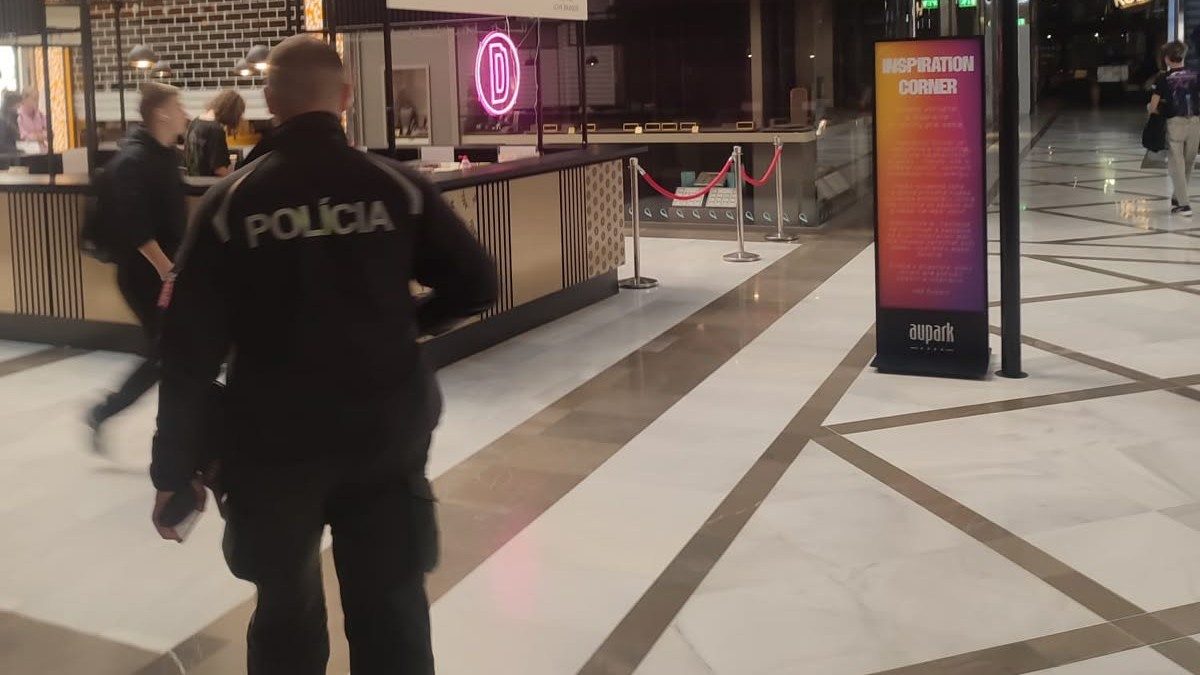 Policajt v obchodnom centre po tom, ako zlodej ukradol šperky so zlatníctva v bratislavskej Petržalke, 13. mája 2026
