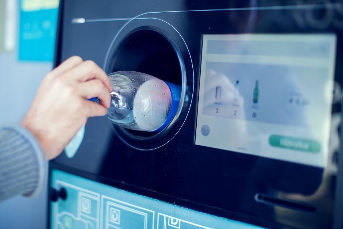 Kaucja za plastikowe butelki po napojach o pojemności do 3 litrów (PET) wyniesie 50 gr, za butelki szklane wielokrotnego użytku do 1,5 litra – 1 zł