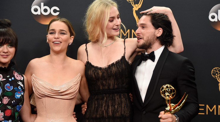 25 éves rekordot döntött meg a Trónok harca: kezdhet izgulni Emilia Clarke, Kit Harington és Sophie Turner is