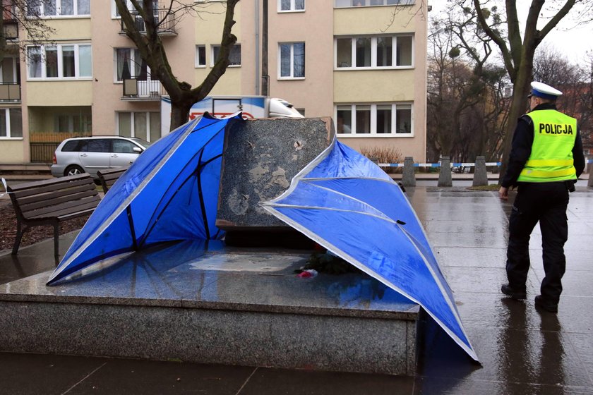 Przewrócono pomnik ks. Jankowskiego w Gdańsku