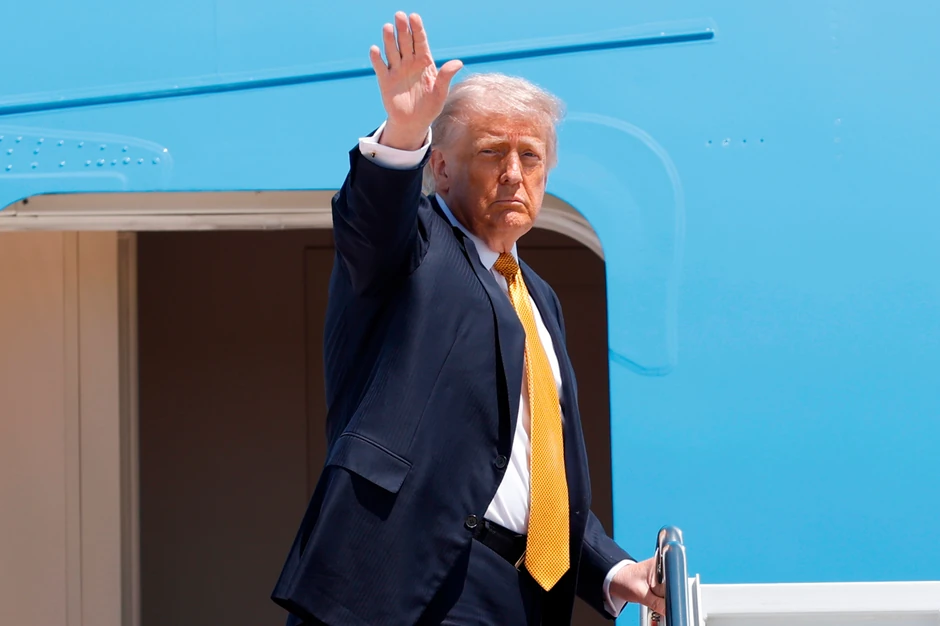 Donald Tramp ukrcava se na let za Kinu 12. maja u bazi Endruz u Merilendu
