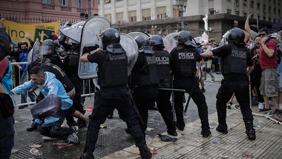 Hatalmas balhé Diego Maradona búcsúztatásán: a rendőröknek kellett csitítatniuk az örjöngő-rajongó tömeget – fotók