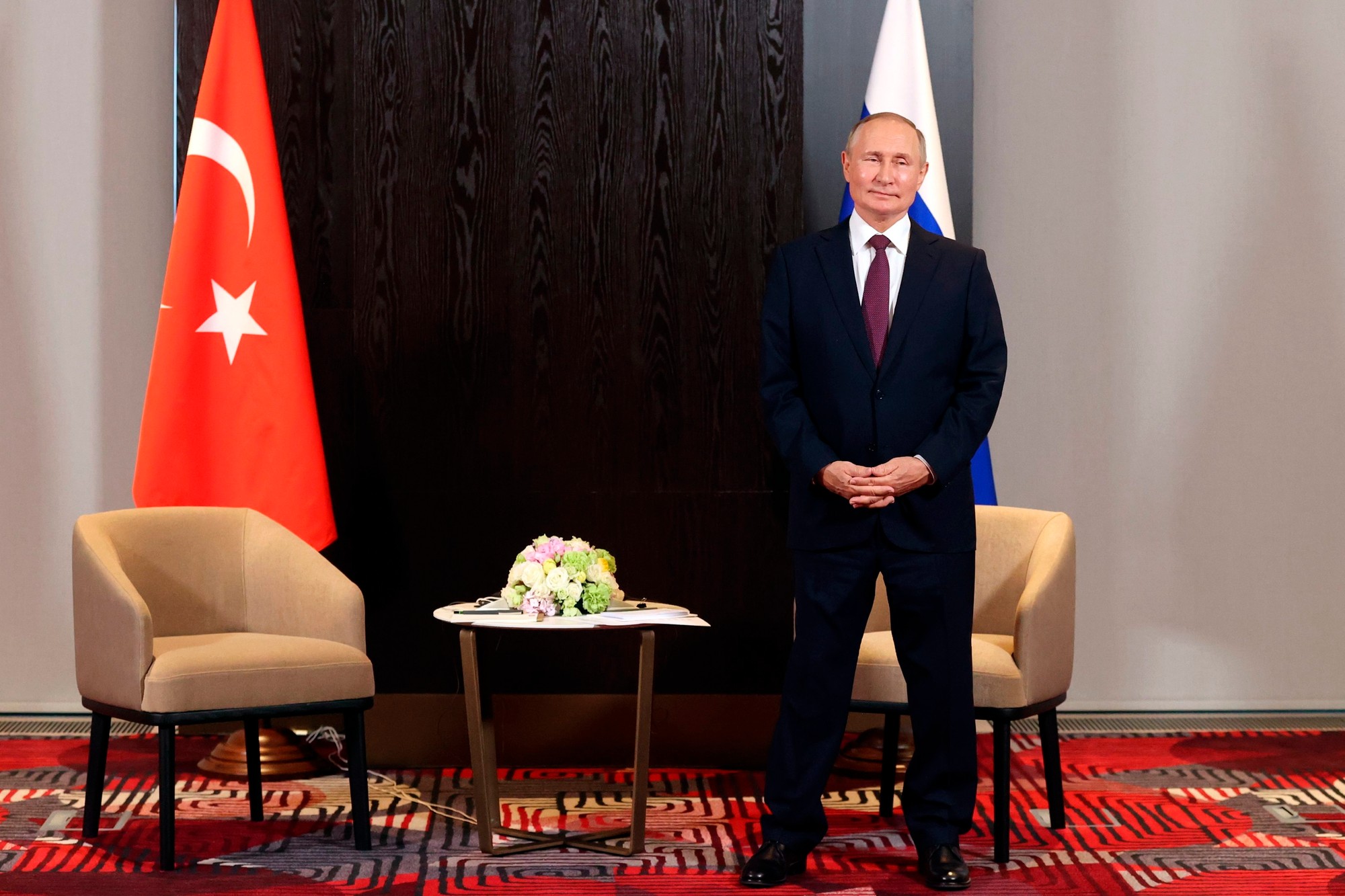Ruský prezident Vladimir Putin čaká na tureckého náprotivka Recepa Tayyipa Erdogana. 