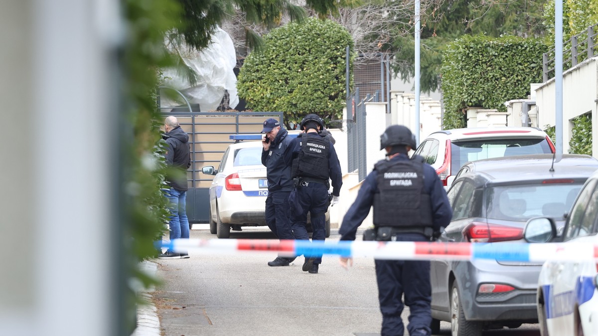 Kuća Zdravka Čolića bačena bomba