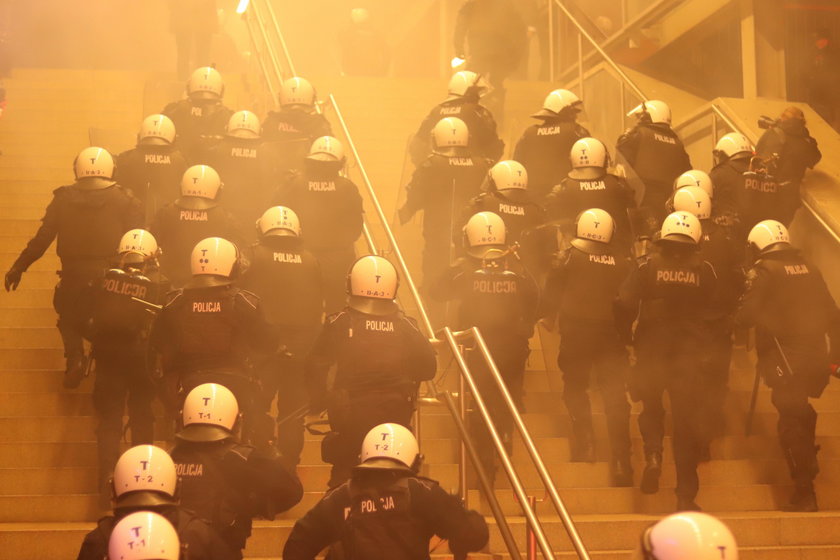 Marsz Niepodległości. Policja spałowała dziennikarzy. Szokujące nagrania!