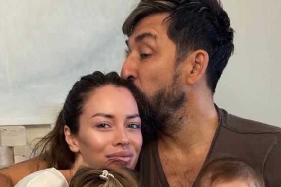 (FOTO) ZAVIRITE NA ROĐENDAN ŽENE OGNJENA AMIDŽIĆA On je ljubi u glavu, a Perun i Lola sa mamom duvaju svećice na crvenoj torti: "Meni više ništa ne treba"