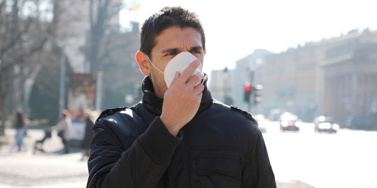 Zakrycie nosa i ust ma chronić innych, przebywających w tej samej przestrzeni, przed ryzykiem zakażenia się koronawirusem SARS-Cov-2, który przenosi się drogą kropelkową. 