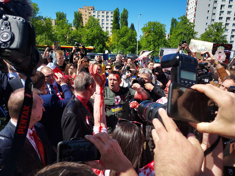 Ambasador Rosji w Polsce Siergiej Andriejew oblany czerwoną farbą 