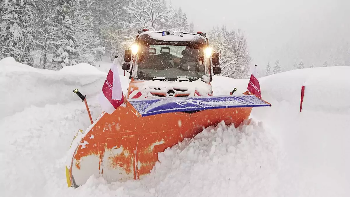 Unimog U437 Bawaria. Odśnieżanie tras prowadzących do wyciągów narciarskich.