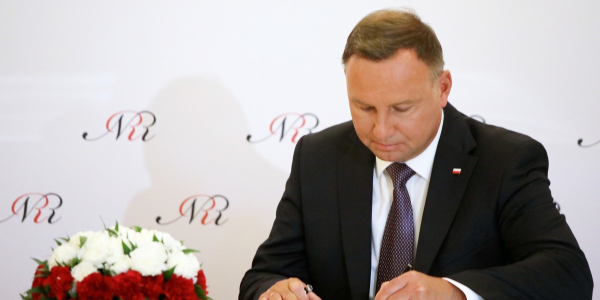 Prezydent Andrzej Duda podpisał nowelizację ustawy o VAT - poinformowała w piątek Kancelarii Prezydenta RP. Przepisy wprowadzają obowiązkową podzieloną płatność VAT, czyli tzw. split payment, oraz nową matrycę stawek VAT. Obligatoryjny split payment wejdzie w życie 1 listopada.