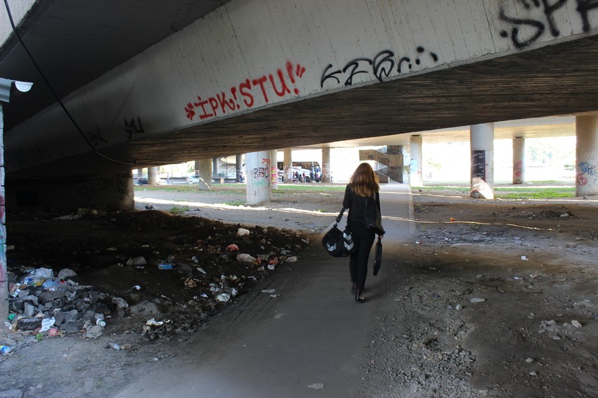 Zvanična staza do stanica prigradskih linija nije ni malo prijatna