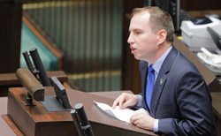 Żona Andruszkiewicza w jednoosobowym zarządzie fundacji. Za 175 tys. zł rocznie