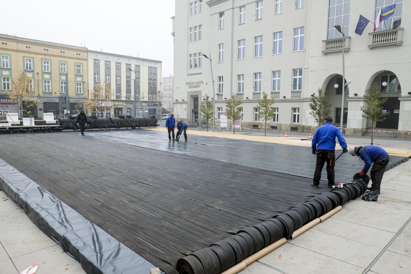 Budują lodowisko przed Urzędem Miasta w Chorzowie