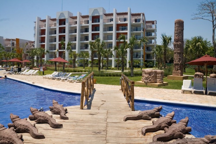 3. Salwador. Kolejny kraj w Ameryce Środkowej i sąsiad Gwatemali. Jest tu najwyższy odsetek zabójstw na świecie - 69,2 na 100 tys. Dla porównania w krajach z najniższym odsetkiem, czyli Islandii i Singapurze, na 100 tys. mieszkańców tylko 0,3 osoby ginie w wyniku zabójstwa. Współczynnik Giniego świadczy o bardzo nierównej dystrybucji zasobów - wynosi 0,48. PKB per capita to 3,9 tys. dolarów. Jest to również jeden z najbardziej skorumpowanych krajów. Na zdjęciu drewniane krokodyle na moście w Salwadorze.