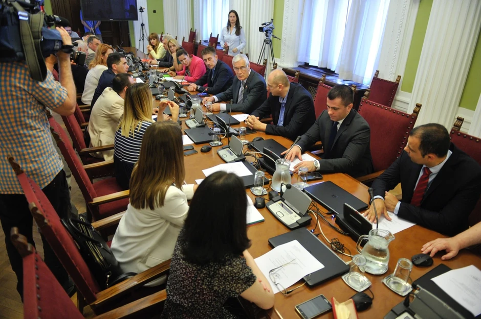 Zasedanja zasedanja, razmatranja, razmatranja...