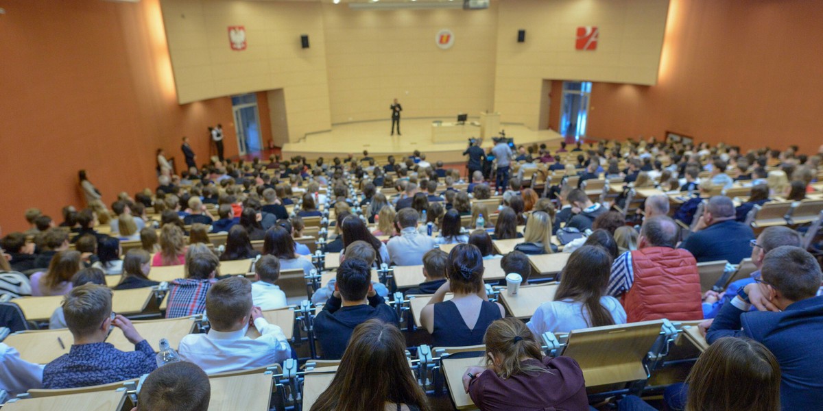 Praktyki dla młodych ludzi ciągle nie są godnie wynagradzane.