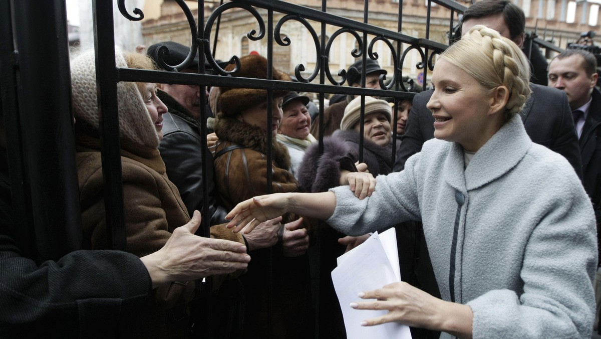 Była premier Ukrainy Julia Tymoszenko zaapelowała do swoich zwolenników, by nie zważali na prowokacyjne oświadczenia władz o możliwym rozlewie krwi i przyszli na zaplanowane w najbliższą sobotę demonstracje opozycji w Kijowie. Z apelem o pozbycie się strachu zwróciła się także do władz i prezydenta Ukrainy.
- Nie bądźcie takimi tchórzami. Nie trzeba bać się własnego narodu - powiedziała Tymoszenko.