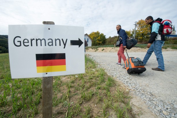 Znak wskazujący drogę imigrantom przy granicy austriacko-niemieckiej